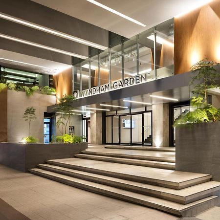 Radisson hotel y Suites Guatemala Exterior foto Entrance of the Platinum Garden