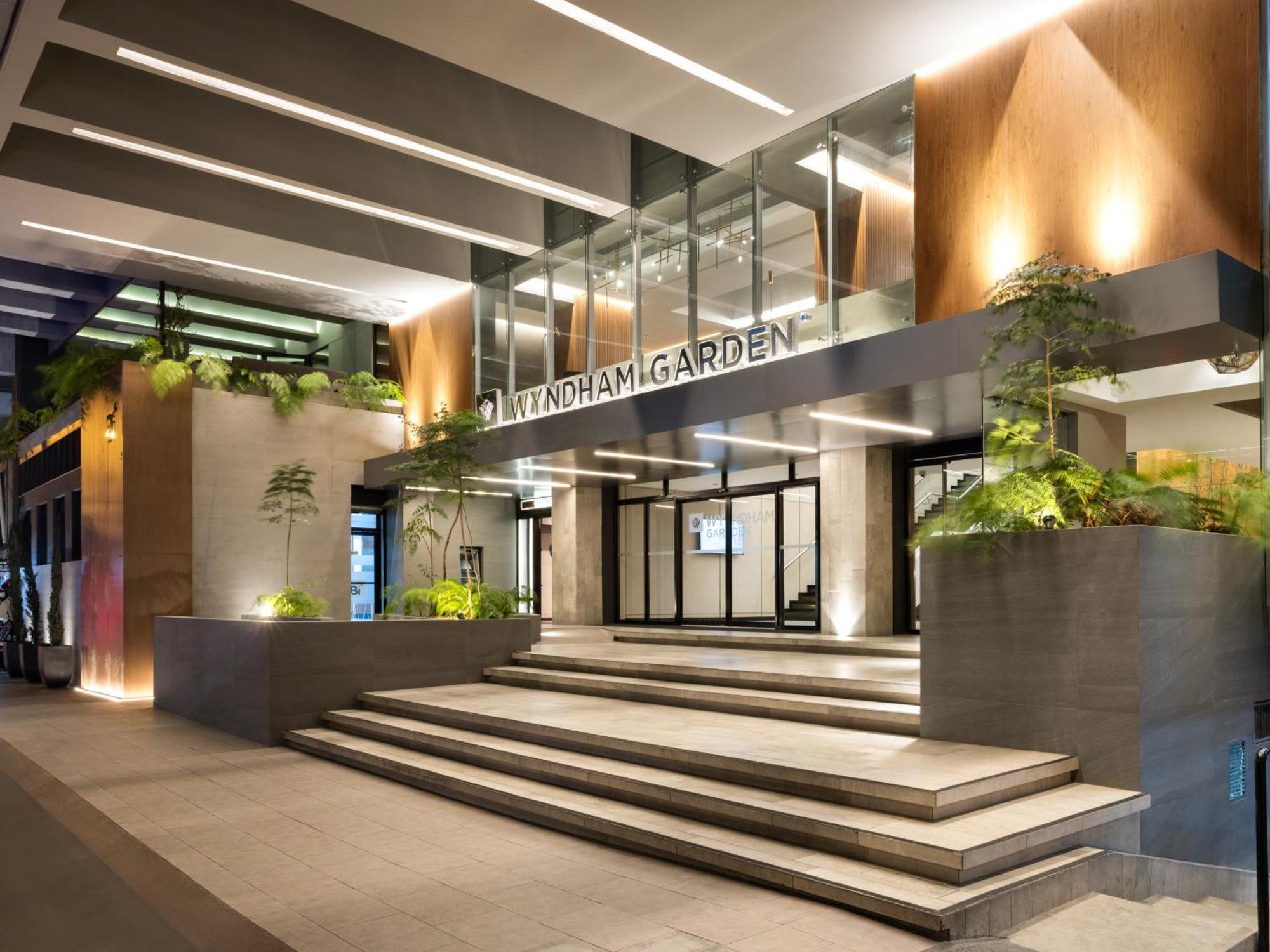 Radisson hotel y Suites Guatemala Exterior foto Entrance of the Platinum Garden