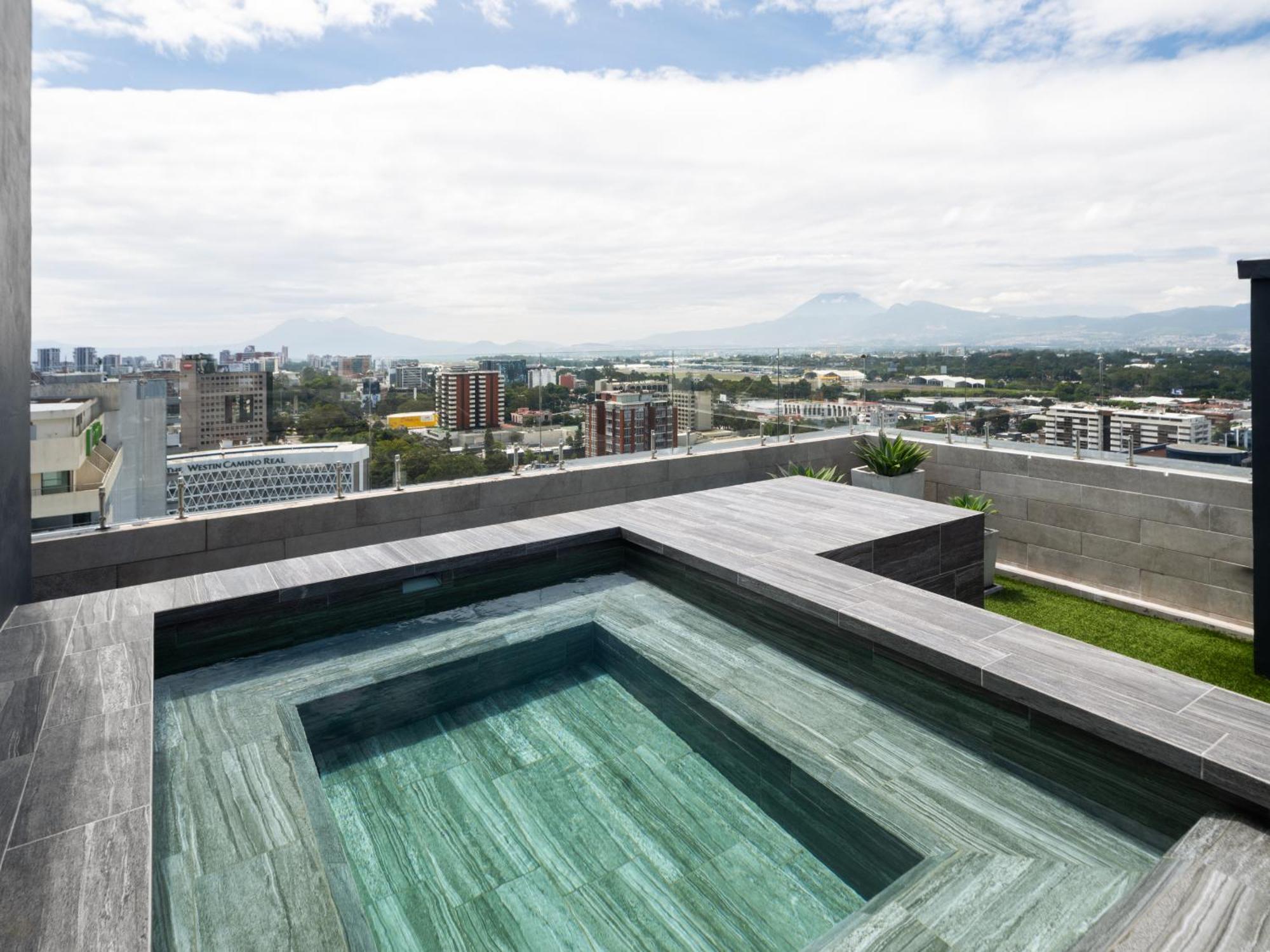 Radisson hotel y Suites Guatemala Exterior foto Rooftop pool