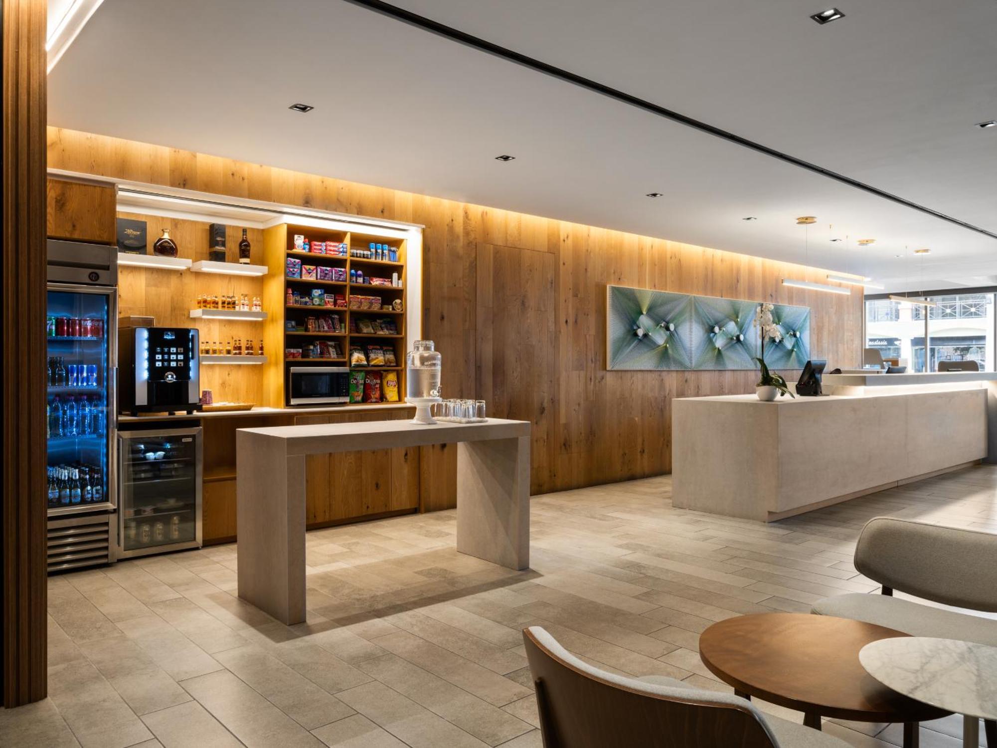 Radisson hotel y Suites Guatemala Exterior foto The bar at the lounge