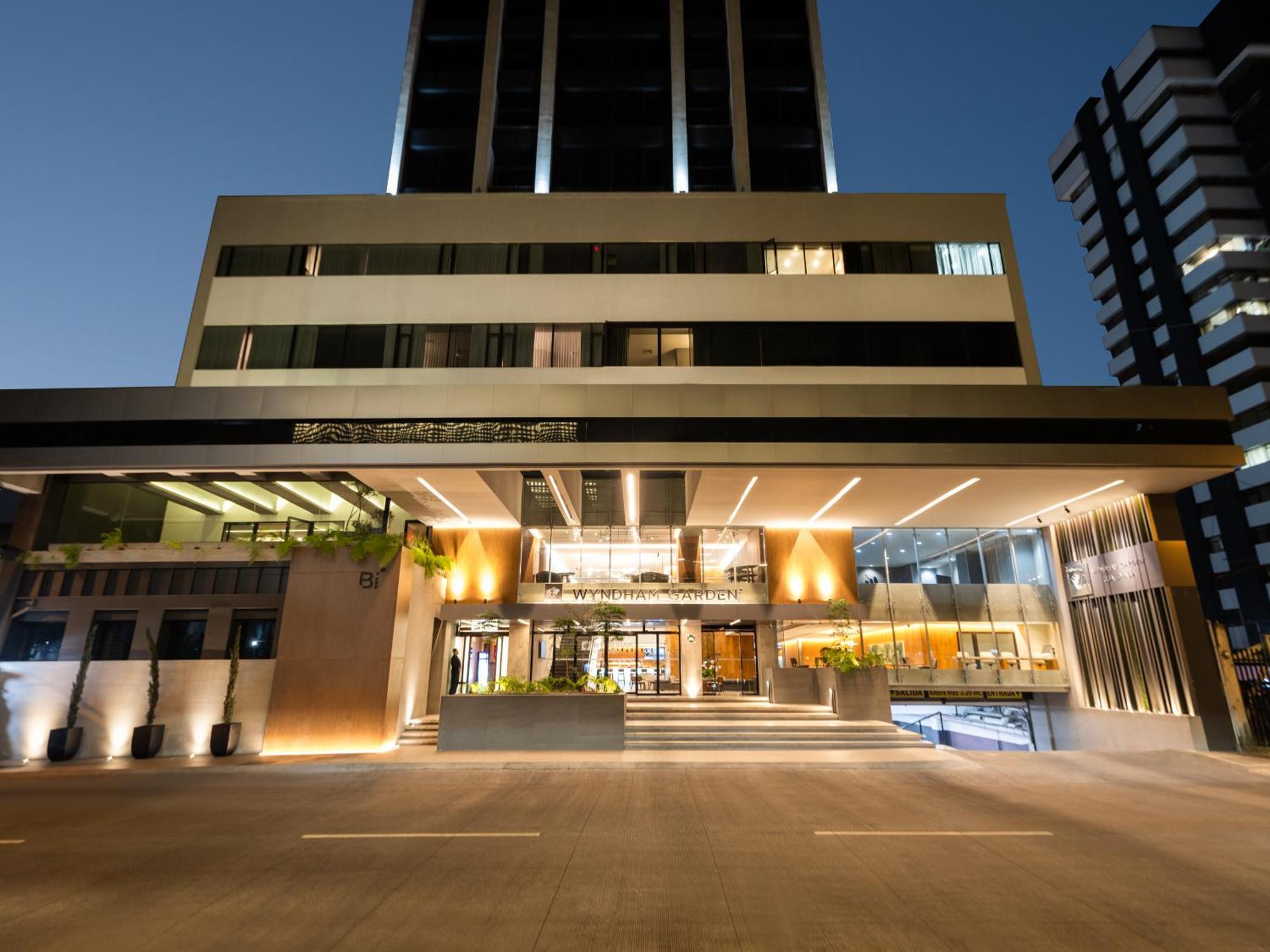 Radisson hotel y Suites Guatemala Exterior foto The hotel's entrance