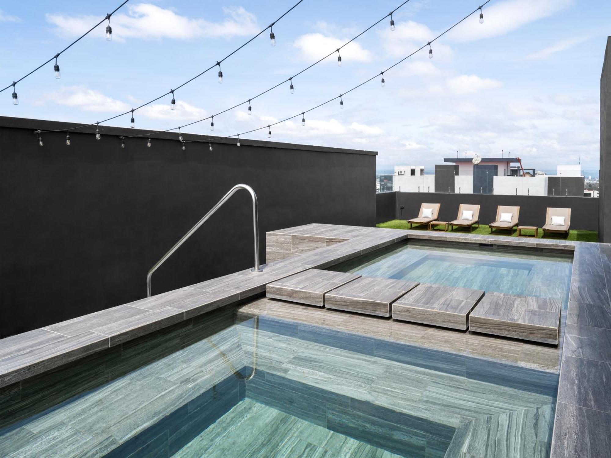 Radisson hotel y Suites Guatemala Exterior foto Rooftop pool at the Standard East Village